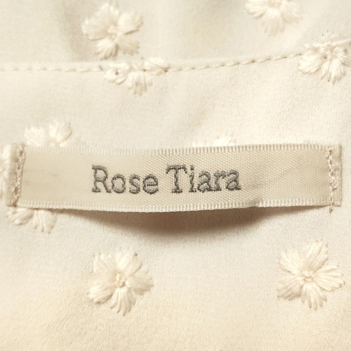 お値下げ。美品ローズティアラの半袖ワンピース42 美シルエット】つぼみ刺繍ワンピース（51015501