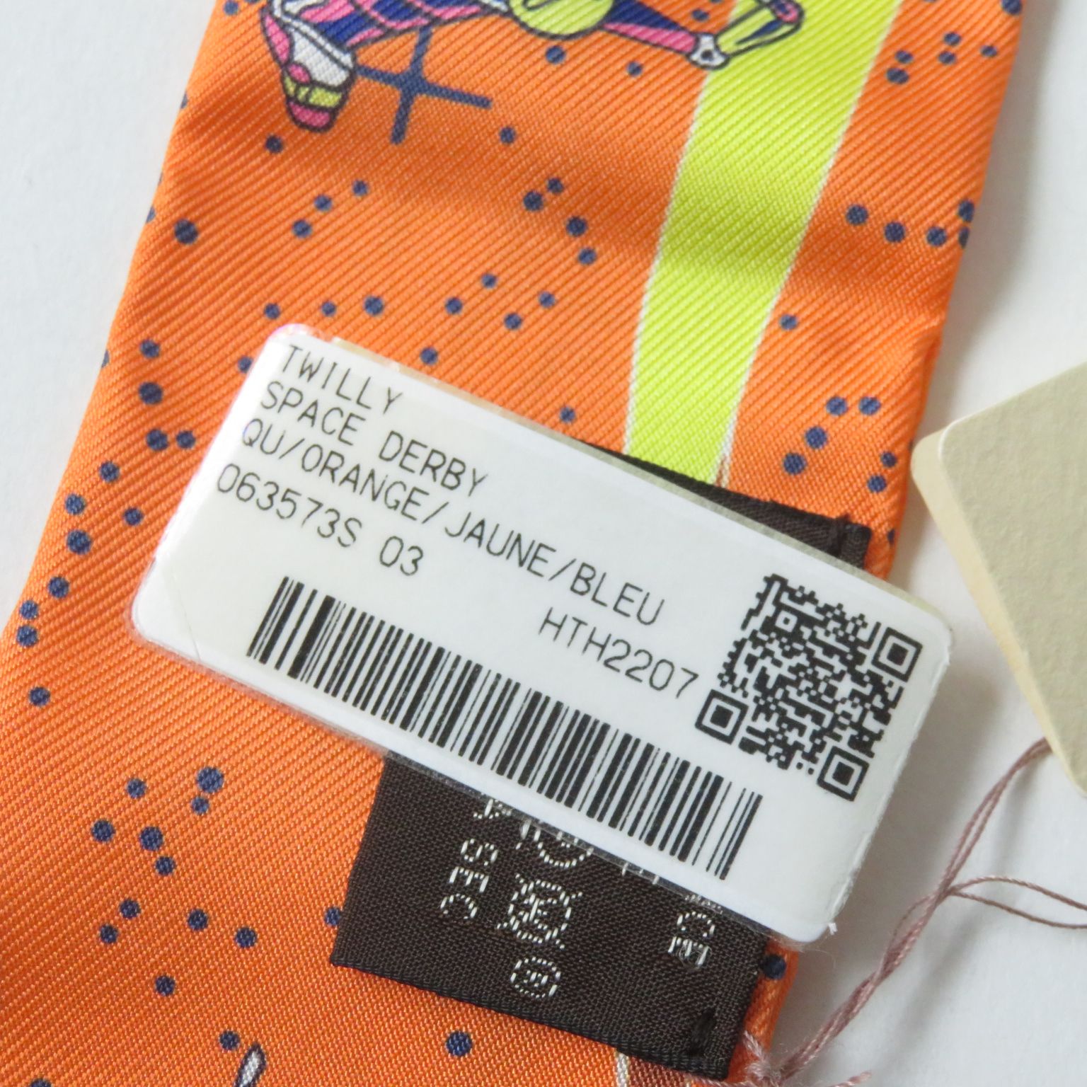 未使用品 HERMES エルメス 22年製 SPACE DERBY スペース・ダービー シルク100％ ORANGE/JAUNE/BLEU 23年購入  ツイリー スカーフ 箱付き フランス製 レディース