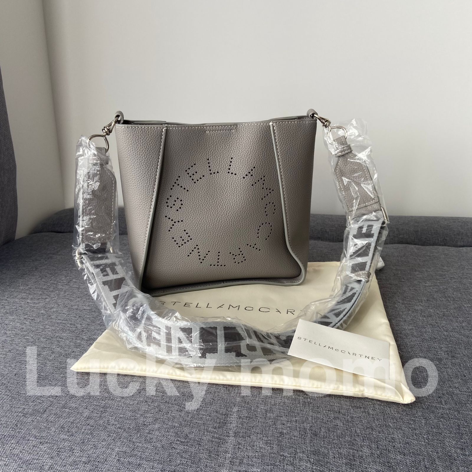 大人気 新品  Logo Stella McCartney ステラマッカートニー パーフォレーテッドロゴ パンチングロゴ  ファッション  レディース バッグ  ショルダーバッグ  グレー