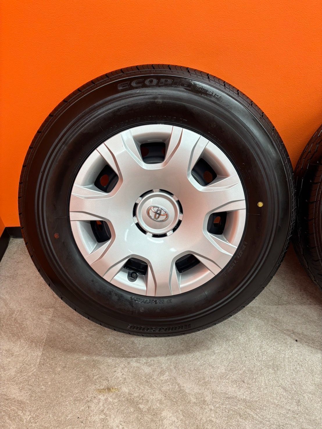 ハイエースワゴングランドキャビン新車外し 195 80R15 みです❗