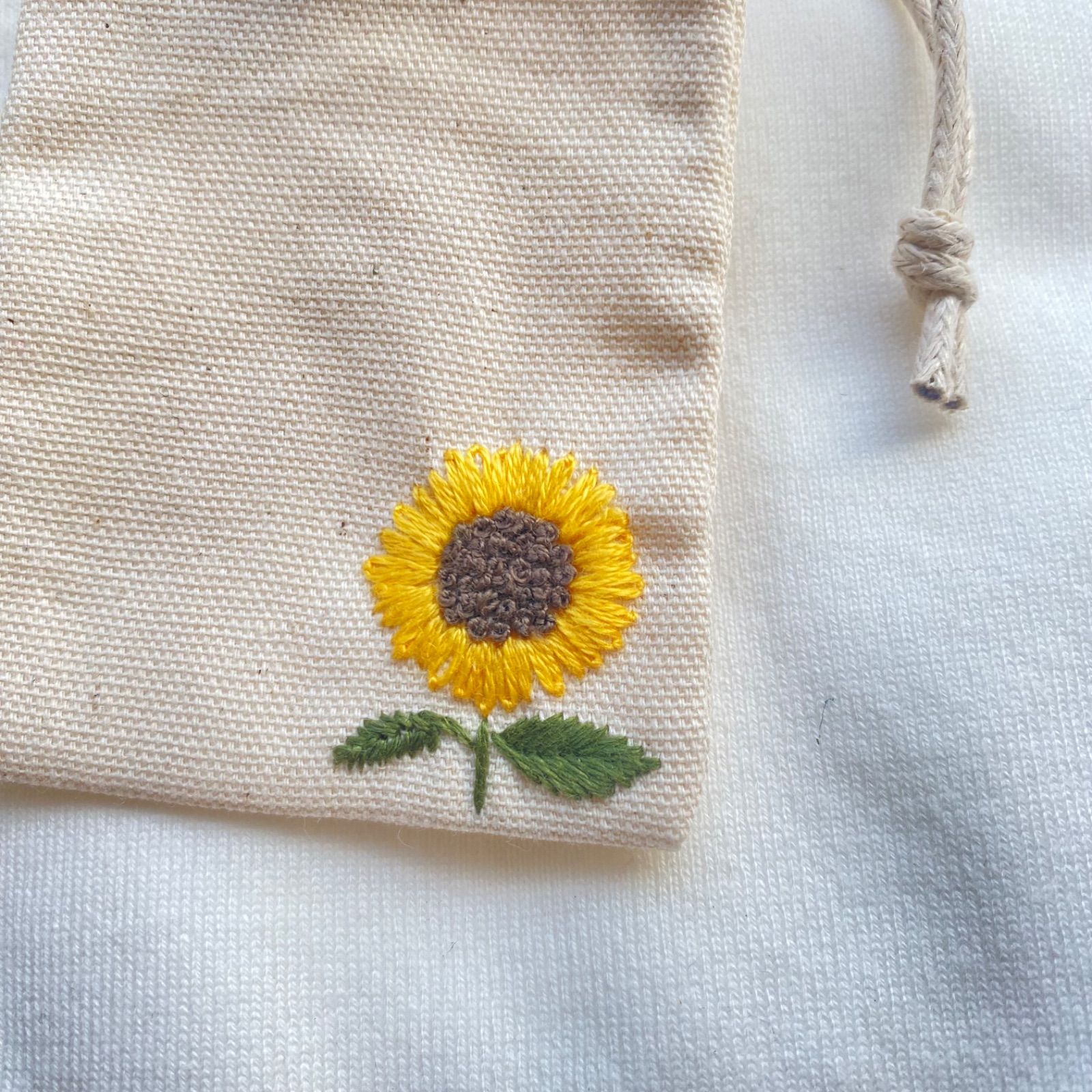 手刺繍 一輪のひまわり 御守り袋 お守り ハンドメイド - メルカリ