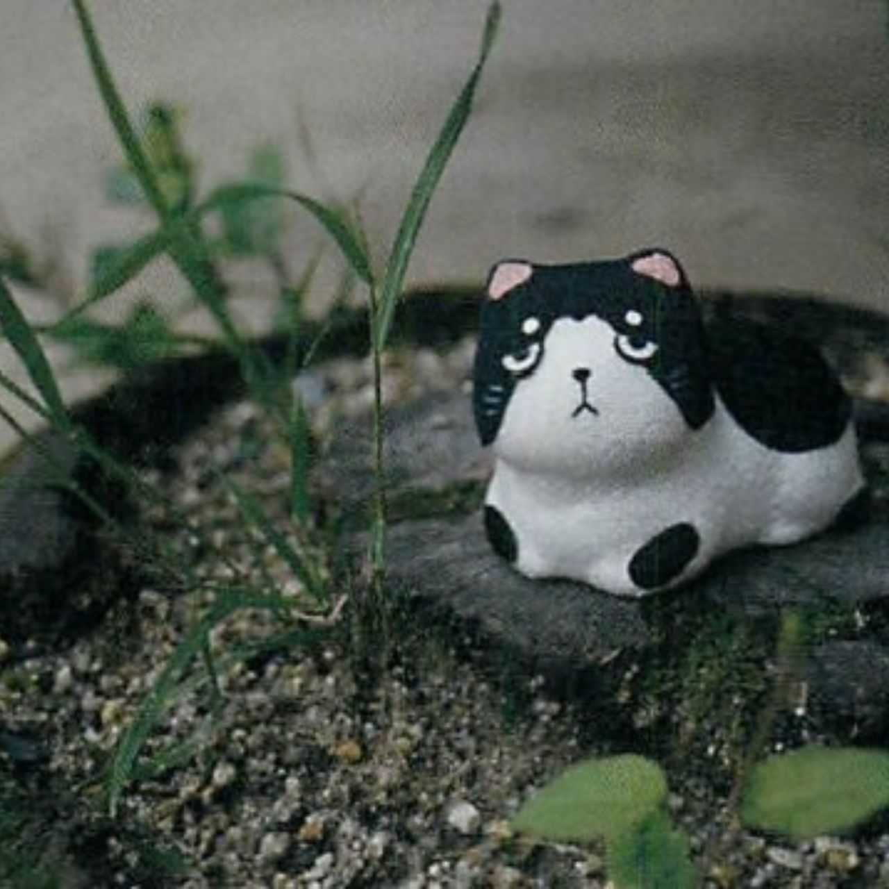 中古品【ハチワレ猫＆黒猫　猫の置物】2点セット☆ 中古品【ハチワレ猫＆黒猫 猫の置物】2点セット