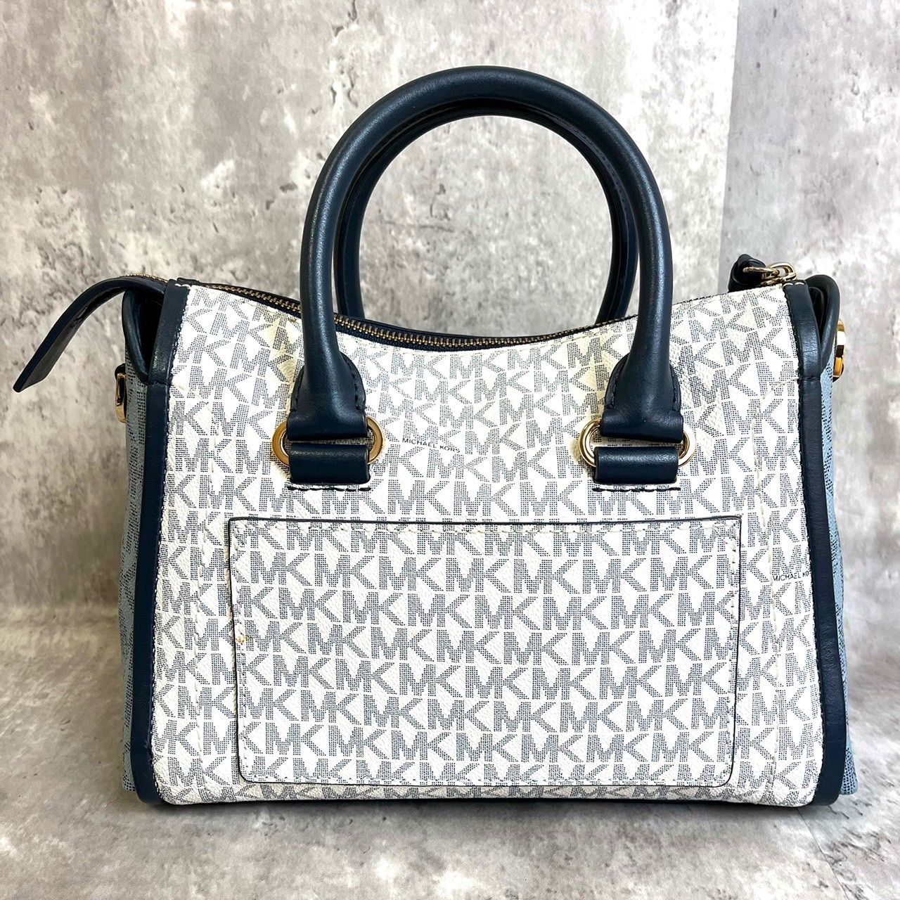 ✨良品✨MICHAEL KORS マイケルコース 2way ショルダーバッグ トートバッグ ハンドバッグ MK柄 ロゴ柄 ゴールド金具 チャーム  PVCレザー ネイビー ホワイト 白色 紺色 肩掛け 斜め掛け レディース