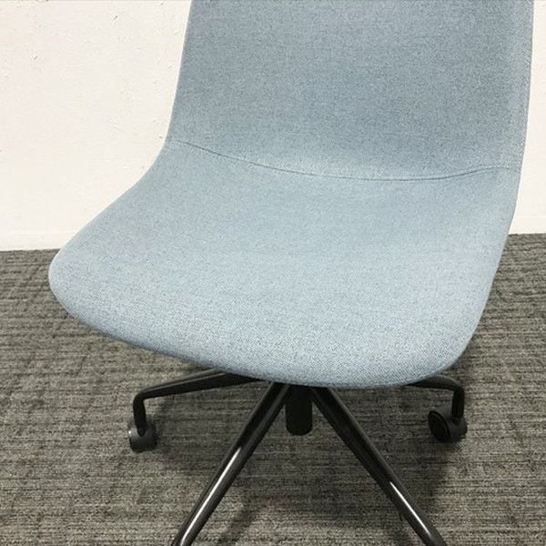 『代引不可』オカムラ チェア アミタ プレーンタイプ ホワイトフレーム 木脚 L457NA『送料無料（一部地域除く）』 オカムラ チェア アミタ プレーンタイプ ブラックフレーム 木脚 ダーク