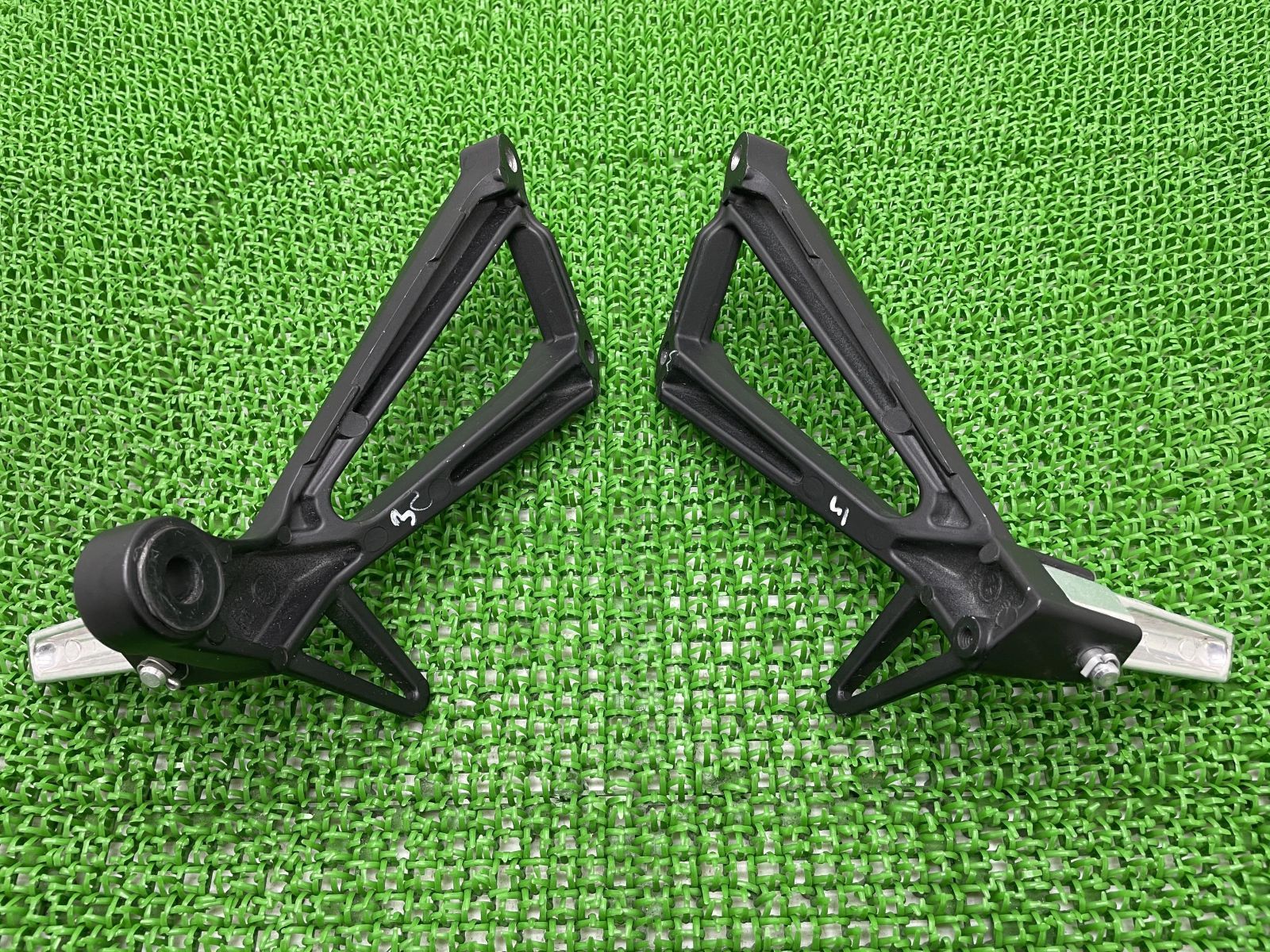 YZF-R25 タンデムステップ 左右 1WD ヤマハ 純正 中古 バイク 部品 美品 RG10J RG43J MT-25 車検 Genuine -  メルカリ