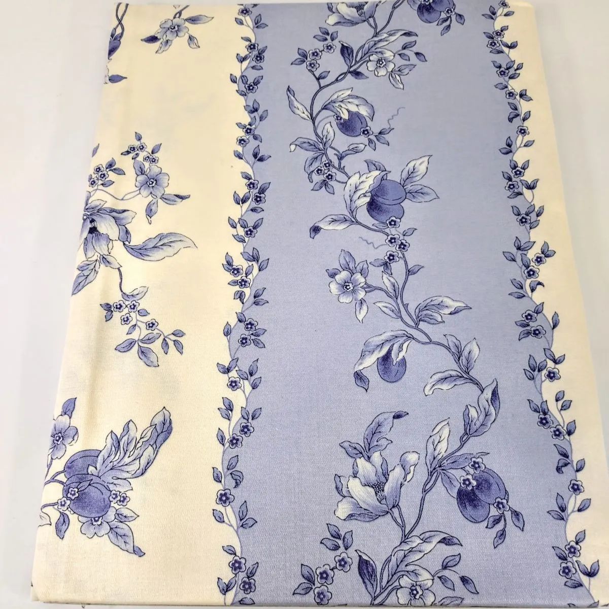 ☆ウェッジウッド　テーブルクロス　ブループラム　未使用品 B ウェッジ ウッド WEDG WOOD テーブルクロス 柄名/ブルー