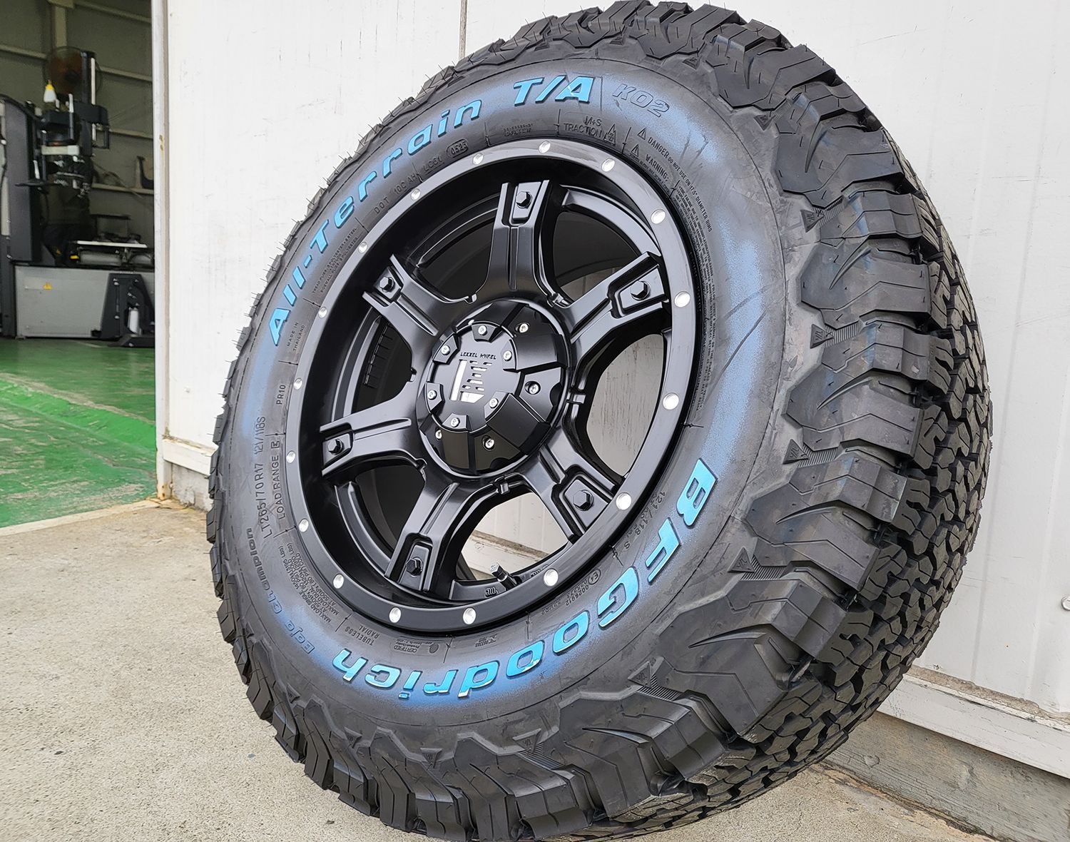 プラド・FJクルーザー・サーフ 等 LEXXEL OutLaw offroad style 17インチ BF グッドリッチ オールテレン KO2  265/65R17