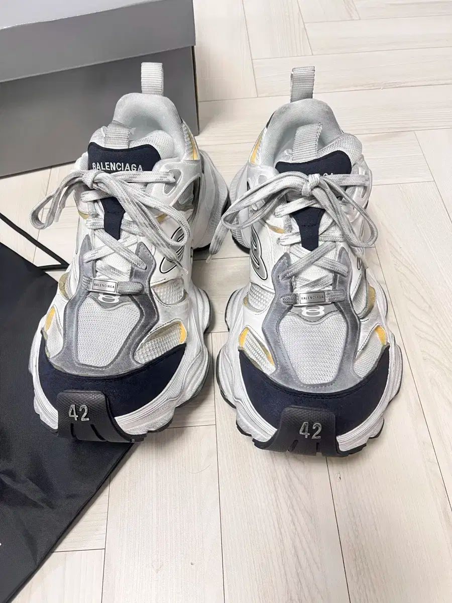 BALENCIAGA