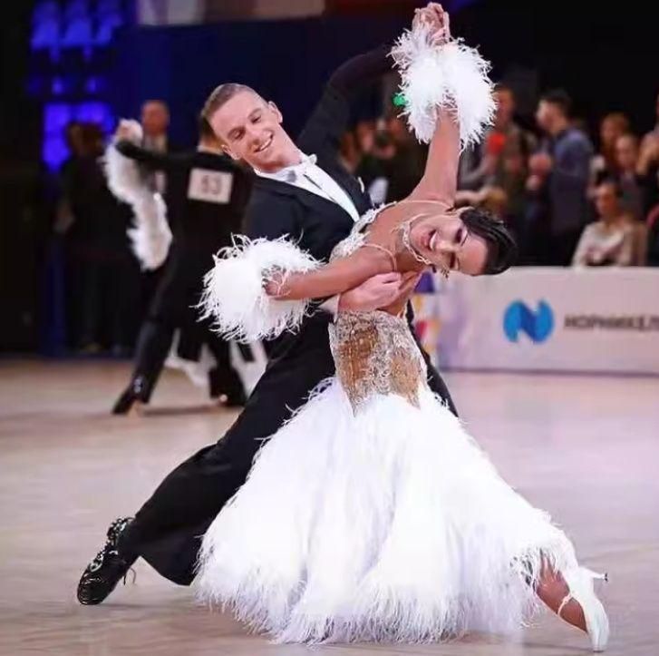 羽根 社交ダンス