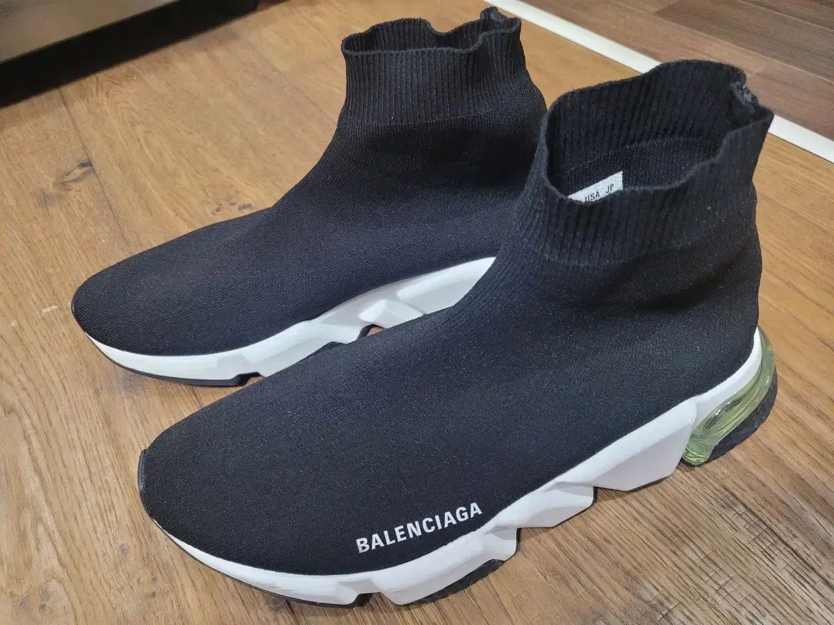 【雷市場（ポンジャン）商品韓国直送】 BALENCIAGA(バレンシアガ) スピードトレーナー 黒 白 eur42 270 275