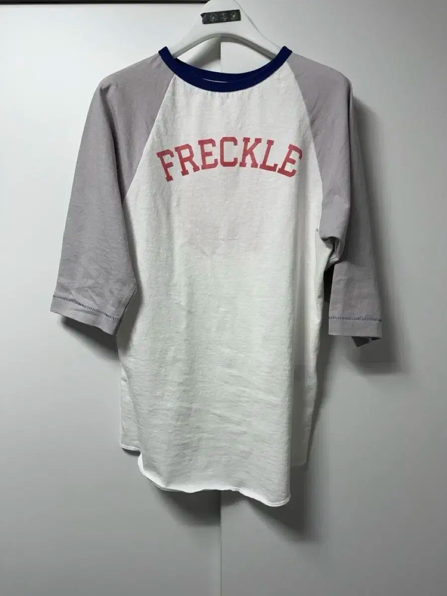 freckle seoul printed raglan tee