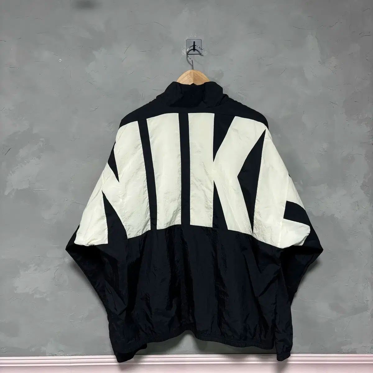 アシックス　グライドライド　24.5cm Nike(ナイキ） スウッシュ バックロゴ ナイロン ウインドブレーカー