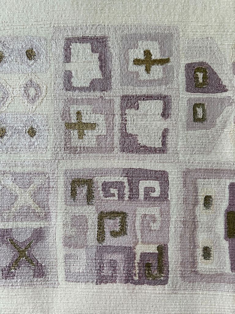 白地に薄紫の幾何学模様