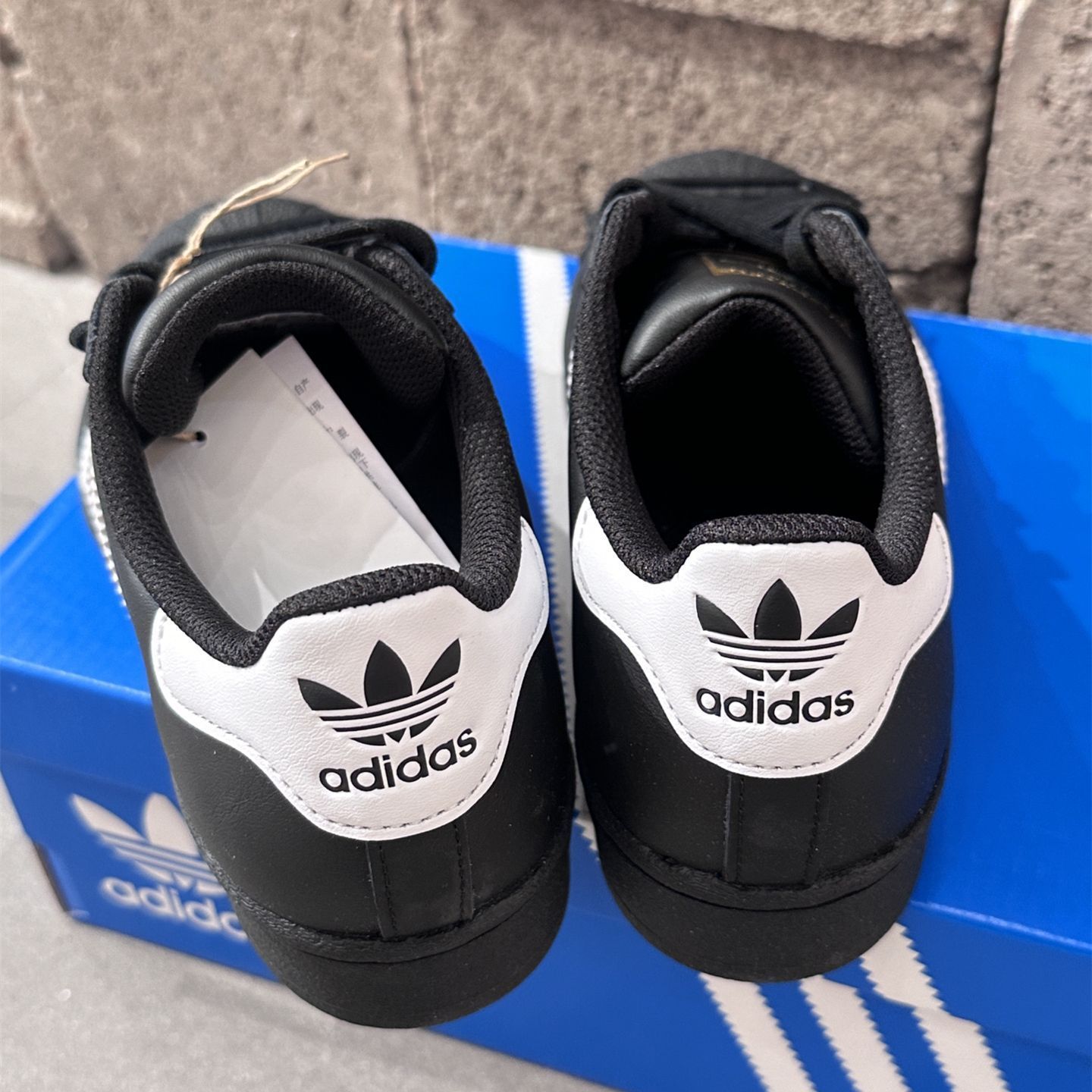 Adidas originals Superstar ブラックゴールドです男女兼用フラットシューズ