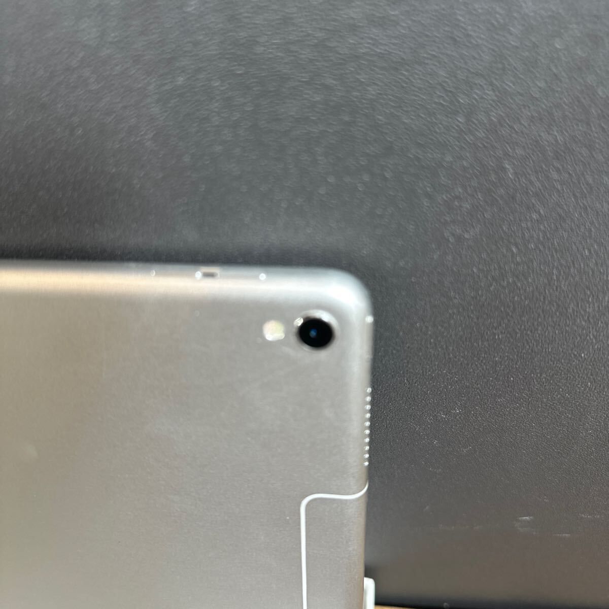 美品: iPad 第7世代 32GB バッテリー98％ 箱＋充電アダプタ付き 美品: iPad 第7世代 32GB バッテリー98％ 箱＋充電アダプタ付き
