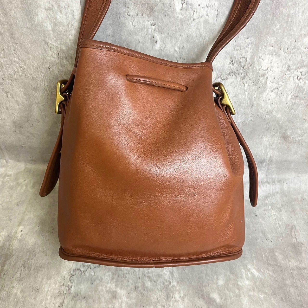 ✨極美品✨ OLD COACH オールドコーチ ショルダーバッグ トートバッグ 巾着 バケツ型 バックル ゴールド金具 チャーム ロゴ型押し  グラブタンレザー 肩掛け レディース ブラウン 茶色 - メルカリ