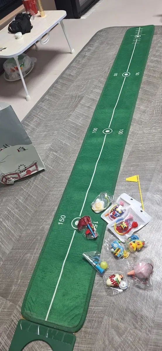 室内 ゴルフ パッティング いい結果になる マットと ティースタンド すべて