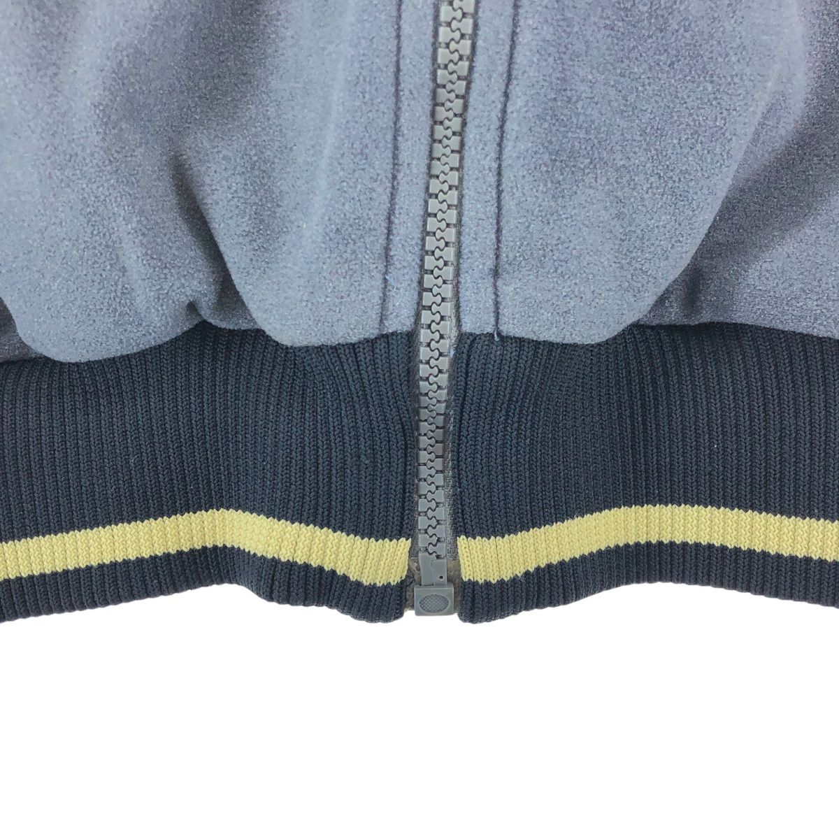 adidas バックロゴ