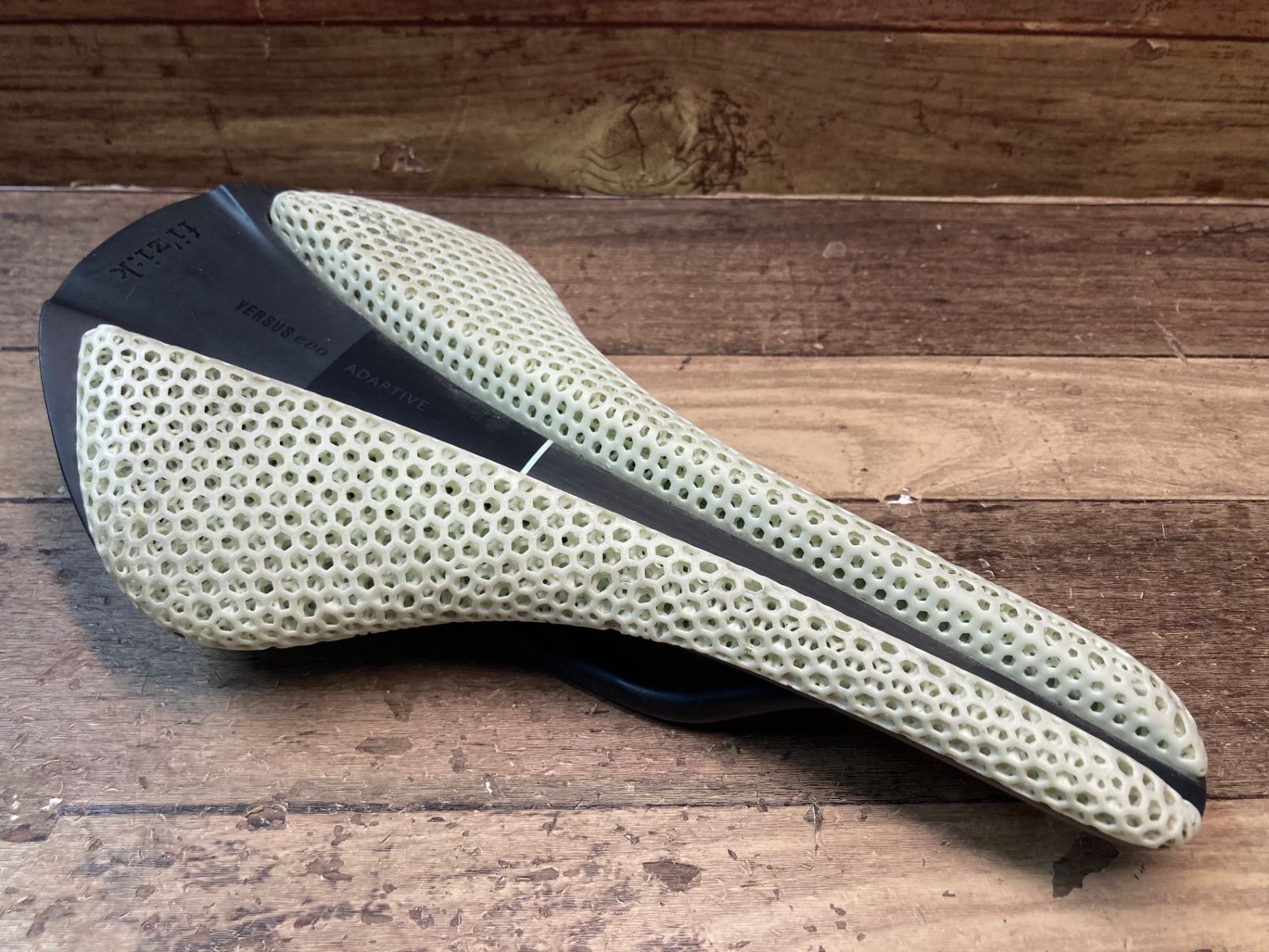 未使用 フィジーク カーボンサドル ADAPTIVE EVO 00 139 MM フィジーク FIZIK アダプティブ ヴァーサス エヴォ ADAPTIVE VERSUS