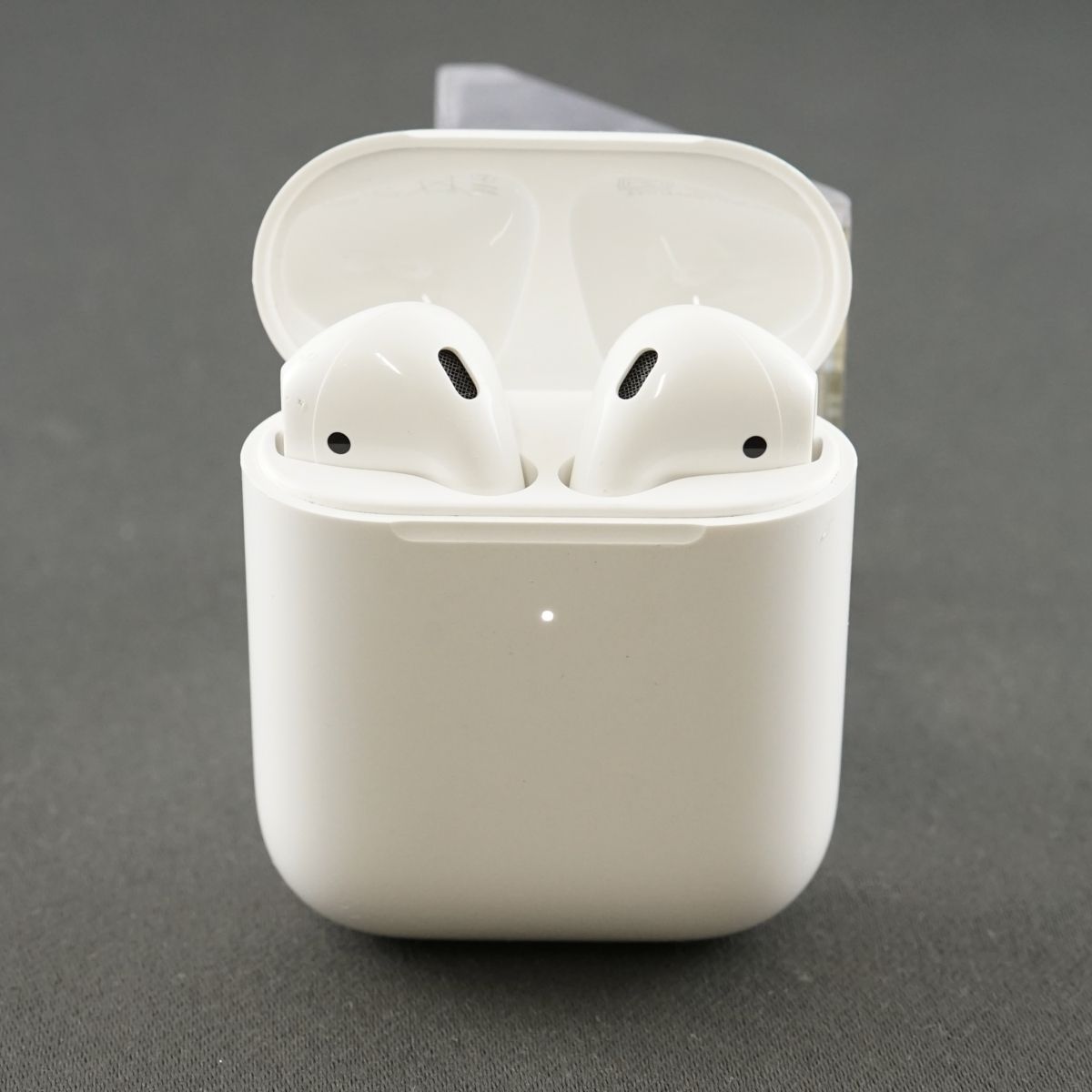 Apple AirPods with Wireless Charging Case エアーポッズ イヤホン ワイヤレスチャージング Qi USED品 第二世代  MRXJ2J/A 完動品 V9297