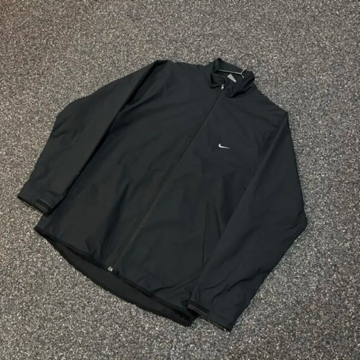 Nike(ナイキ） スウッシュ 黒 ベーシック ウインドブレーカー 6486