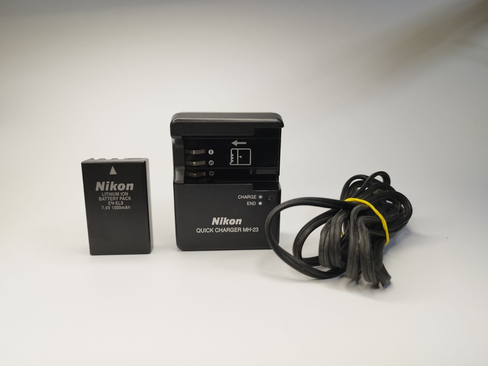 Nikon D40 デジタル一眼レフカメラ ボディ 本体＋純正バッテリー&充電