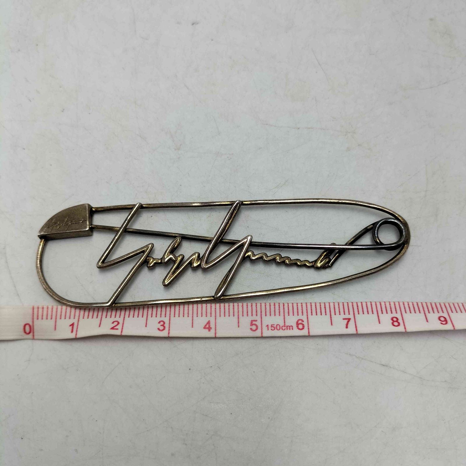 ヨウジヤマモト Yohji Yamamoto Signature Logo Pin ロゴ ピン