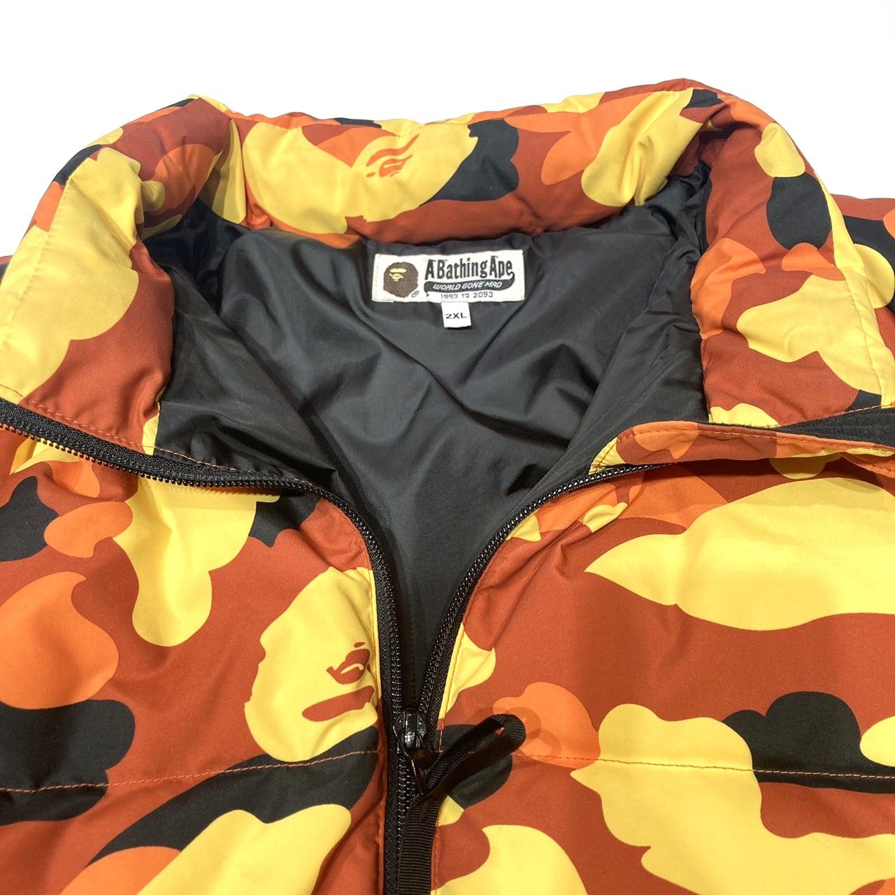 ◇　A BATHING APE アベイシングエイプ ダウンジャケット BAPE camo 001LJD801013X　オレンジ カモ　2XL