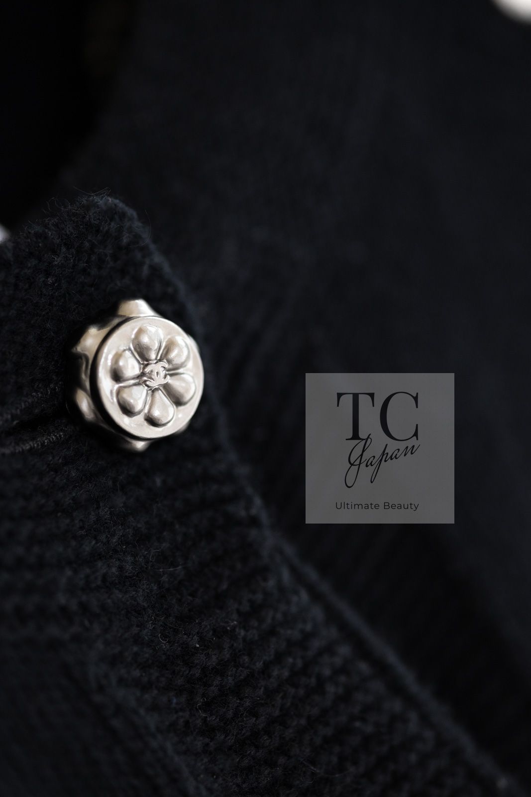 シャネル カーディガン CHANEL ブラック ドット ロゴ ふんわり すべすべ カシミヤ 100% ニット ココ カール・ラガーフェルド 超美品 40 CHANEL - シャネル カーディガン CHANEL ブラック ドット ロゴ