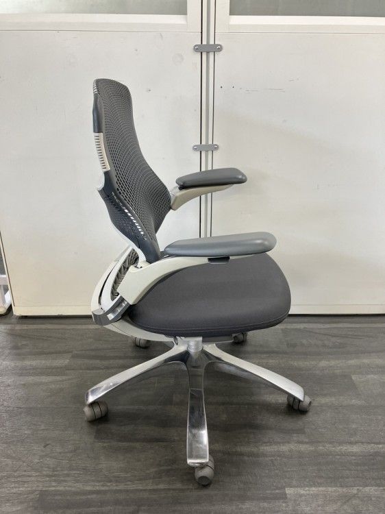 可動肘付ジェネレーションチェア