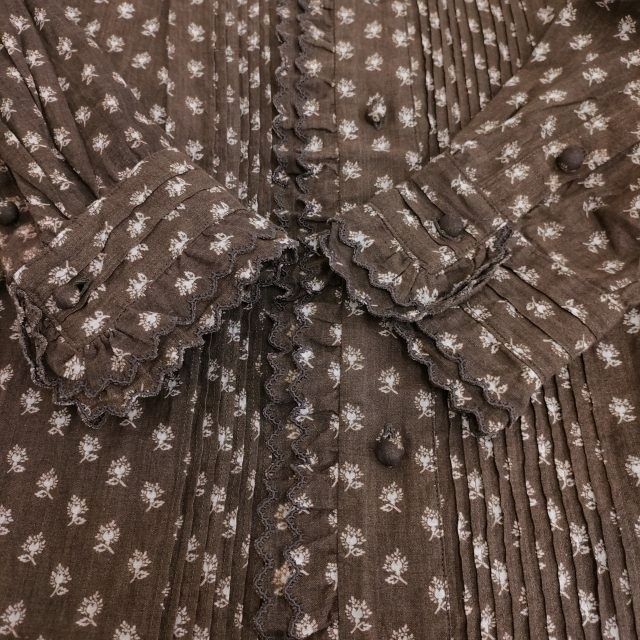 45R インドカディ勿忘草プリントのフリルブラウス ブラウン