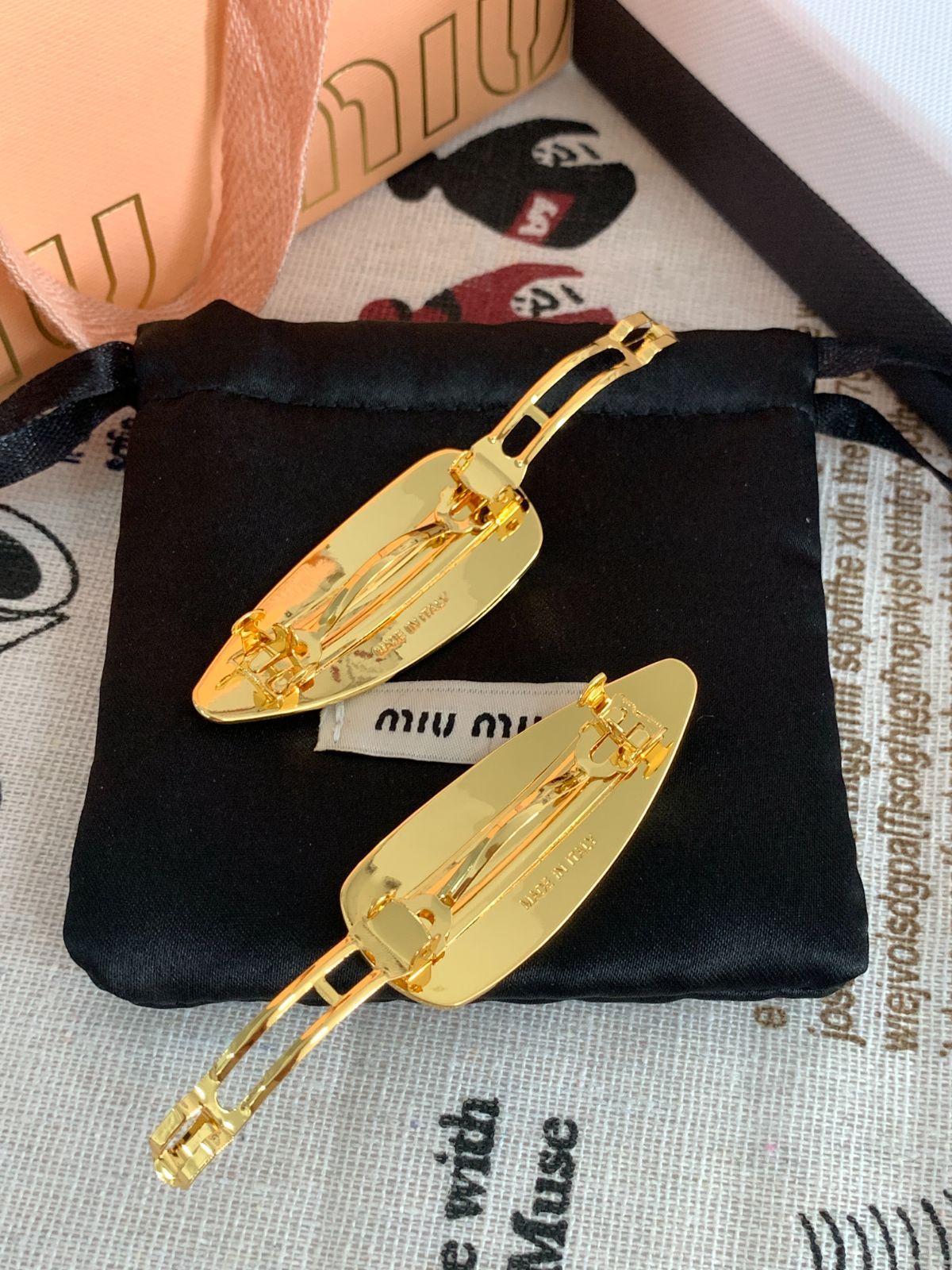 大人気！【MiuMiu】 ミュウミュウ エナメルメッキ ヘアピン
