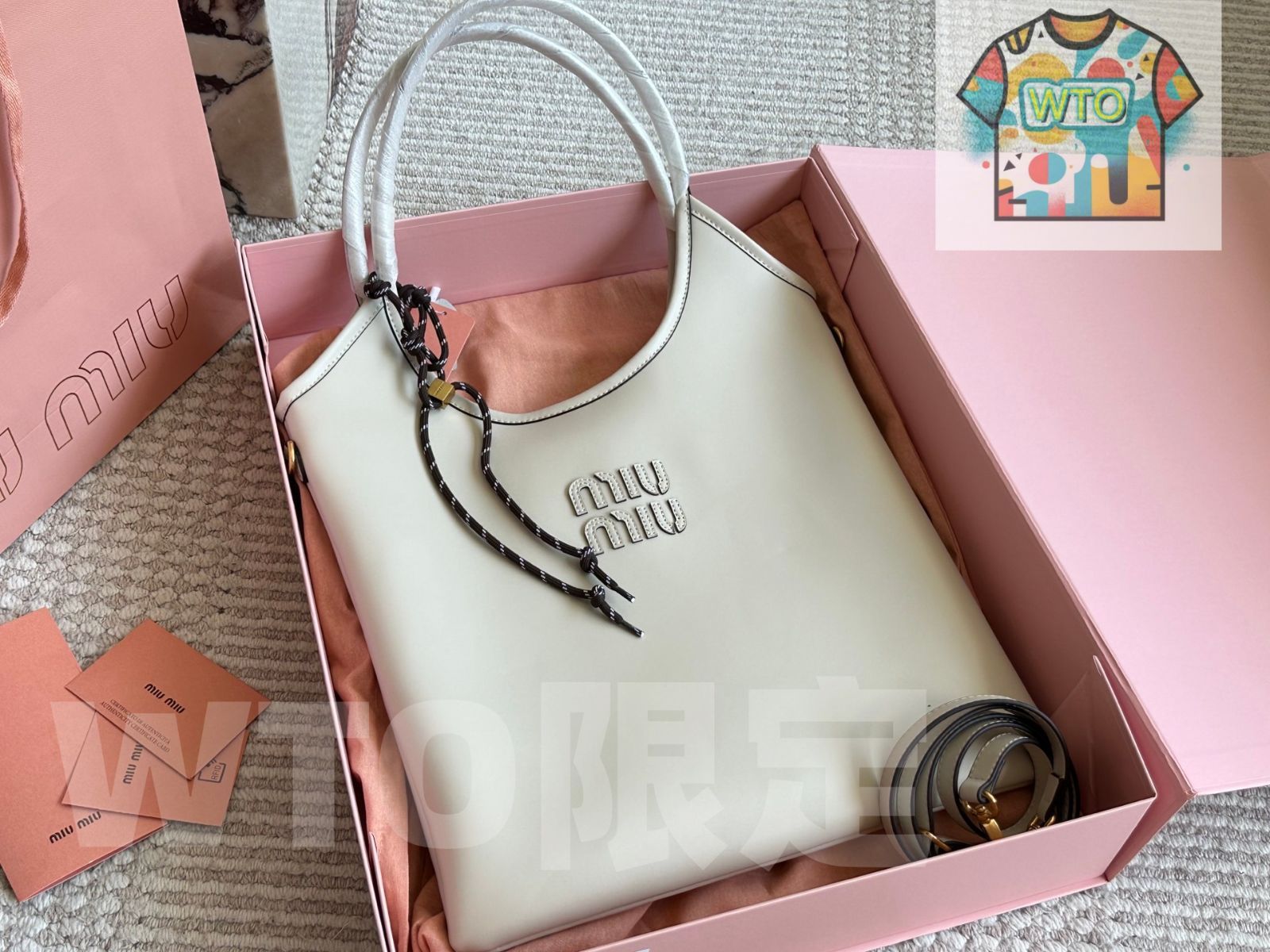 MIU MIU トートバッグ - スタイリッシュな大型サイズ 35×32cm | ♥品 -WT0輸入