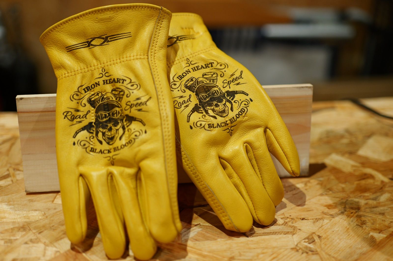 【アウトレット品】　牛革　レザーグローブ　アメリカン　バイク　手袋　タトゥー　L 牛革 レザーグローブ アイアンクロス ブラック 黒 アメリカン