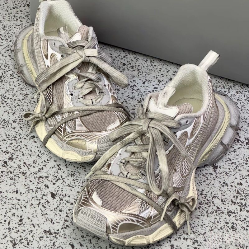 BALENCIAGA 3xl ライトベージュスニーカー 40 - メルカリ