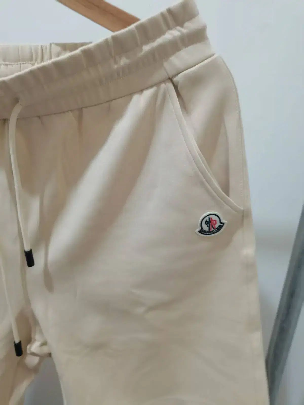 MONCLER(モンクレール) ユニセックス 夏 英語ロゴ ベージュ