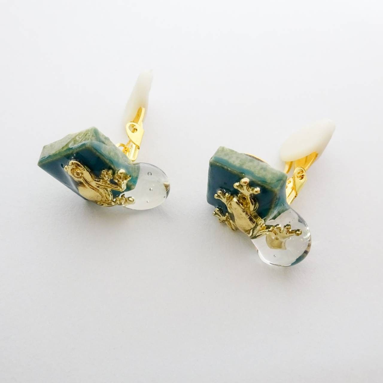 蝶バネイヤリング メルカリ便 蝶バネイヤリング 滴り落ちる朝露のカエル、みどりの陶器 雫 しずく