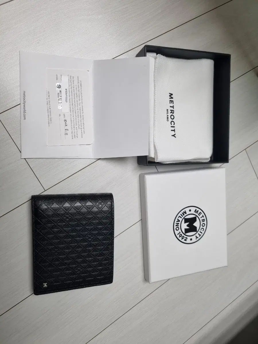 METROCITY メトロシティ ブラック 二つ折り財布