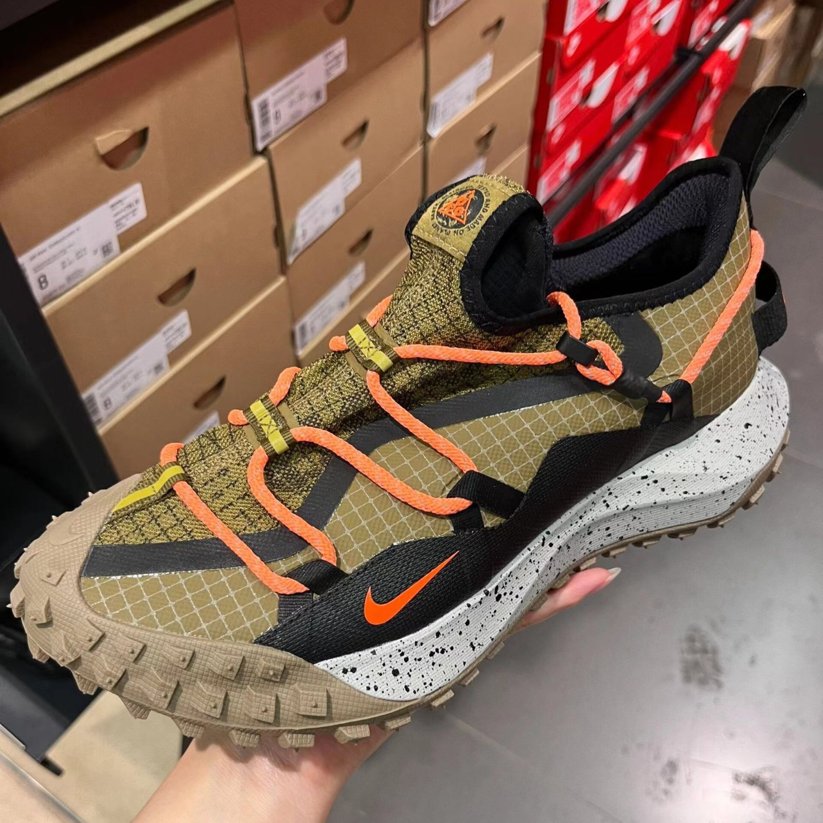 Nike ACG Mountain Fly Low GTX SE機能防水ローカットアウトシューズブラウン男女同モデルDD2861-200 - メルカリ