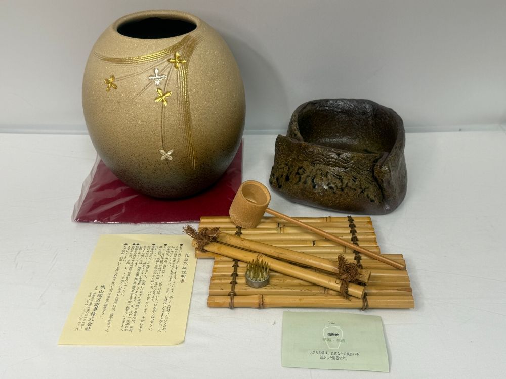 青釉に紅荷模様天球瓶 景徳鎮 陶磁器 装飾品 現代工芸品 美術品 置物