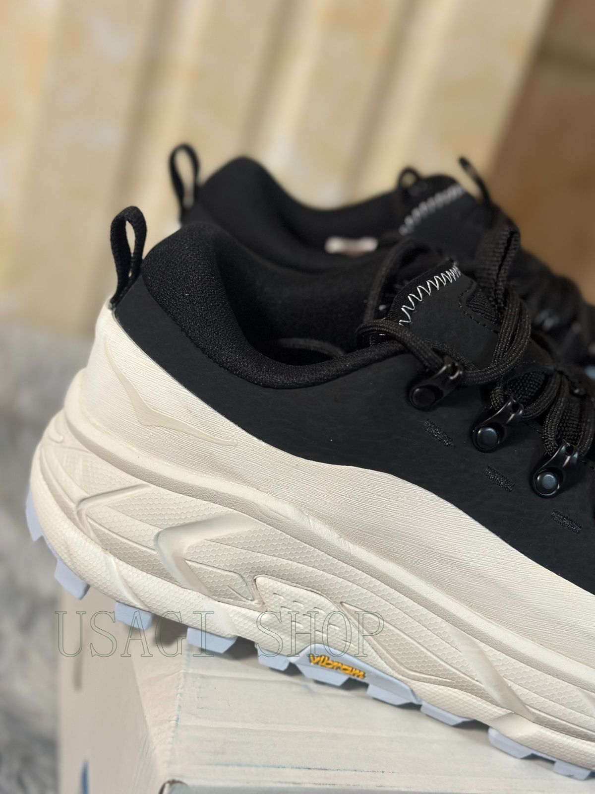 HOKA ホワイト/ブラック スニーカー Men's Skyflow Running Shoe | HOKA®