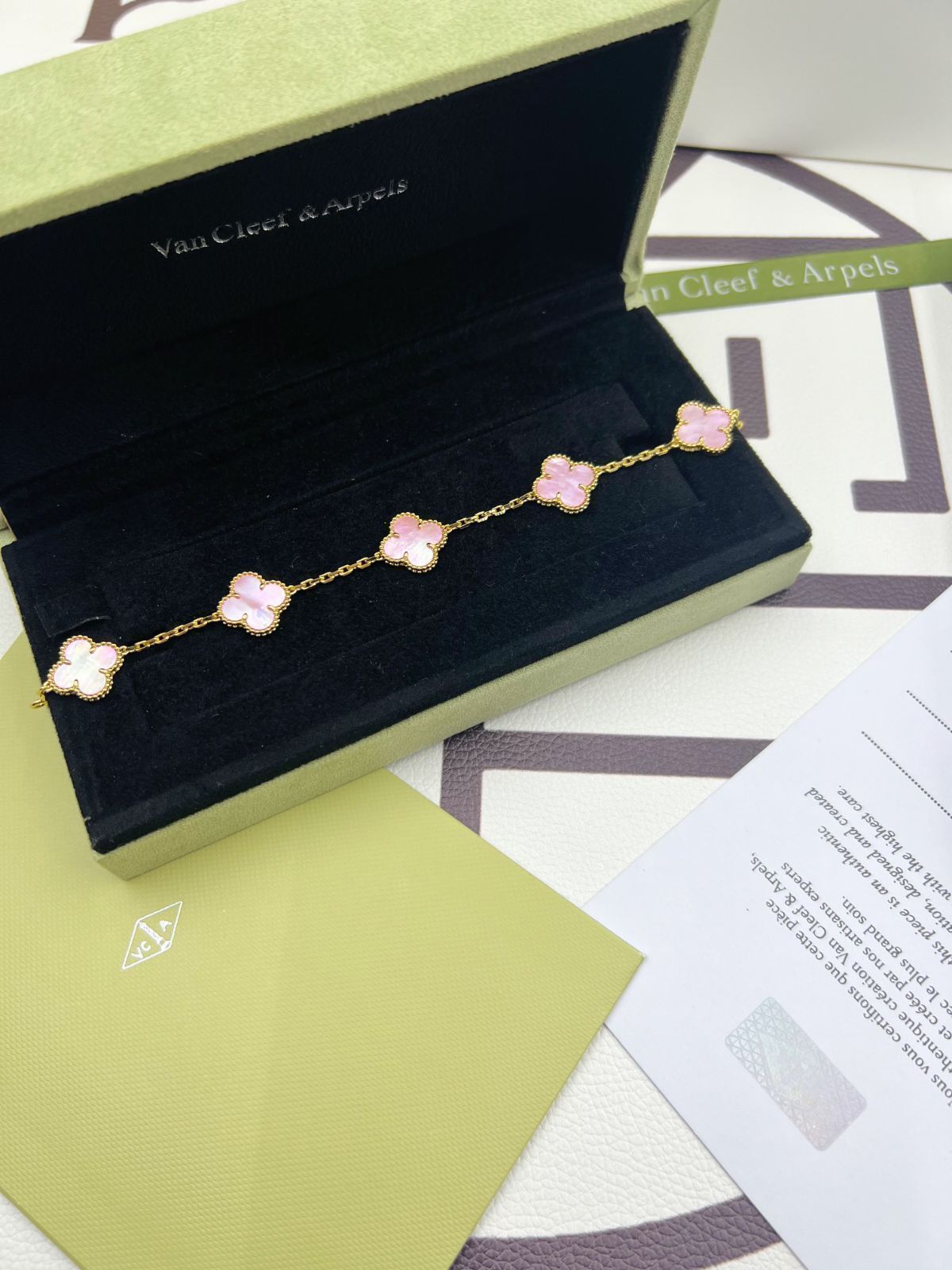 Van Cleef - Arpels ヴァン クリーフ＆アーペル 四つ葉のクローバー ピンク マザーオブパール ブレスレット｜ ｜