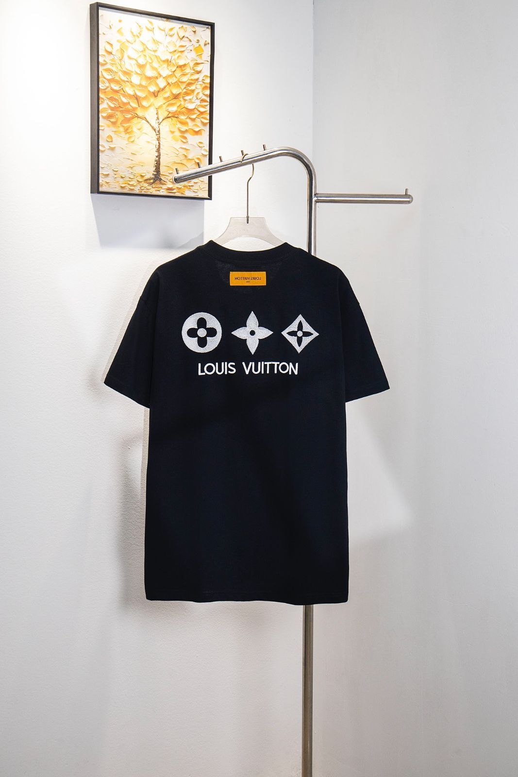 好感度の上がるデザイン☆【Louis Vuitton】Tシャツ 今日特価】LOUIS VUITTON 2025SS 刺繍アルファベット T シャツ
