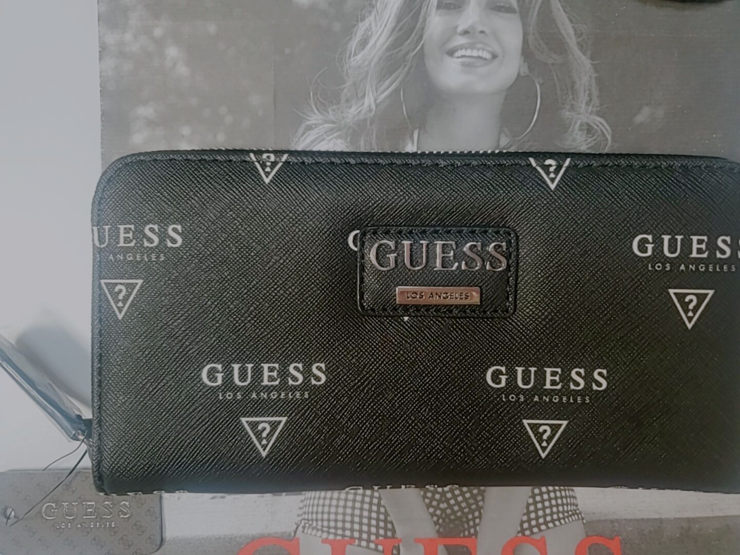 大人気再入荷】GUESS 長財布 文字柄 ブラック - メルカリ 