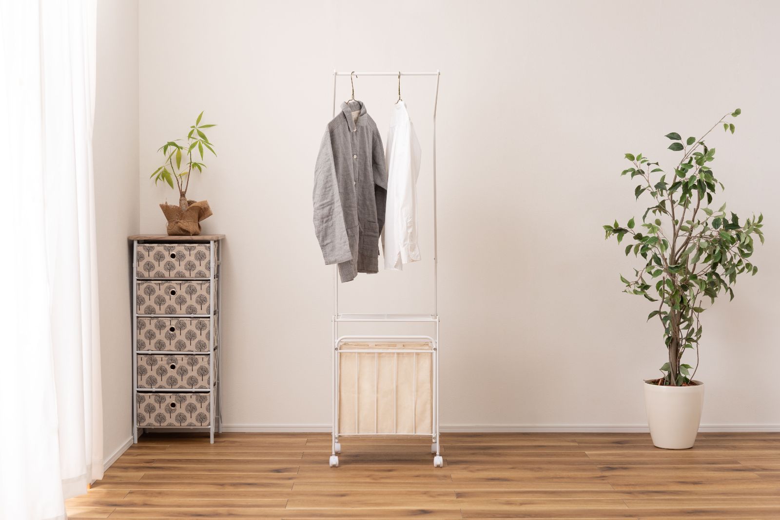 本州 ランドリーハンガー ランドリー ハンガー スタイリッシュ ホワイト キャスター付き 棚板付き バスケット付き シンプル 収納 W44×D30.5×H164