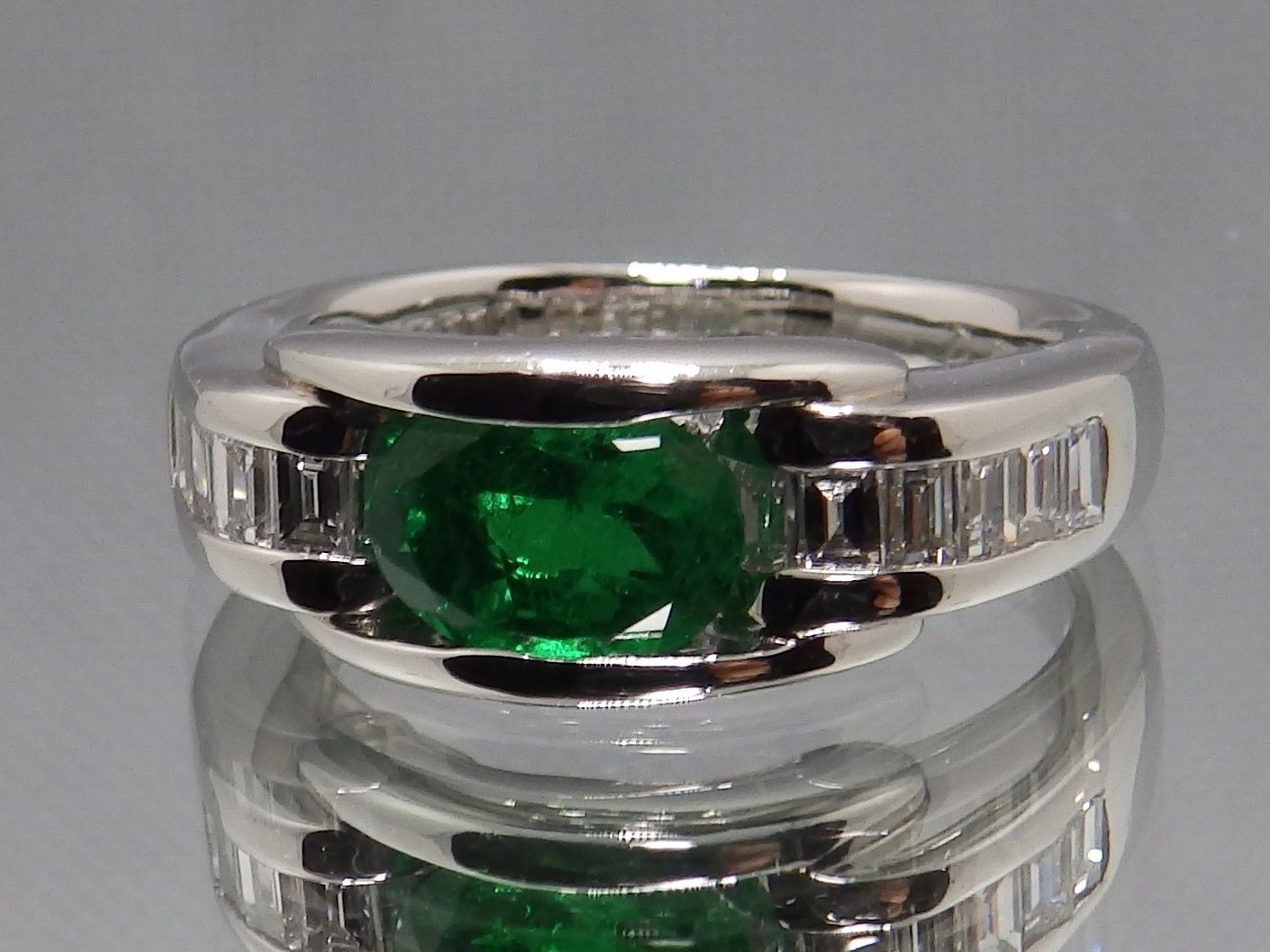 天然エメラルドのリング【0.86ct】【D0.41ct】【Pt900】 - メルカリ