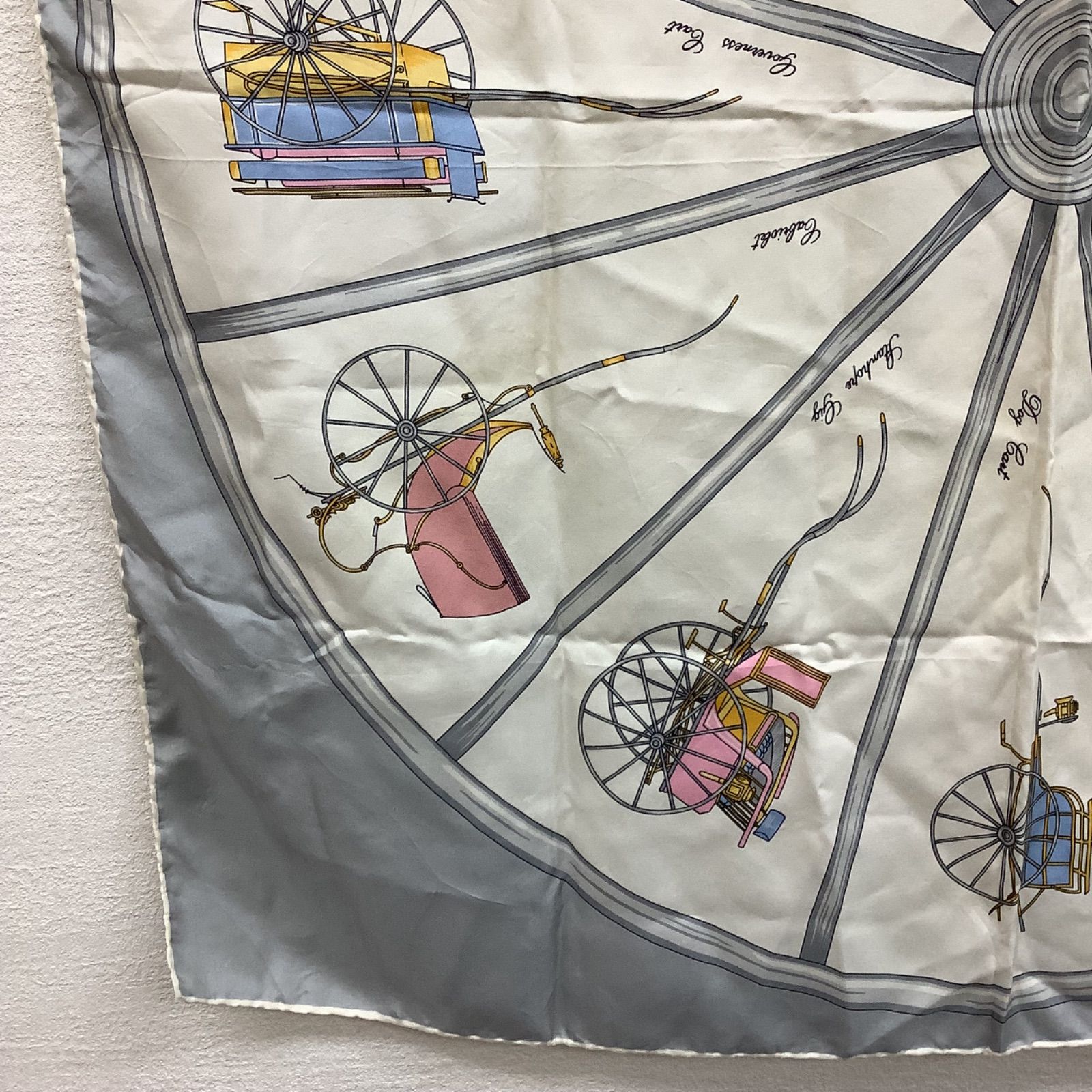 【正規品】セリーヌ 100％ シルク スカーフ フランス製　　馬車　ロゴ付き セリーヌ赤馬柄シルクスカーフ