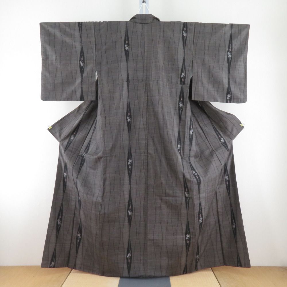 紬 着物 大島紬 立涌に花模様 黒色x茶色 袷 広衿 カジュアル 仕立て