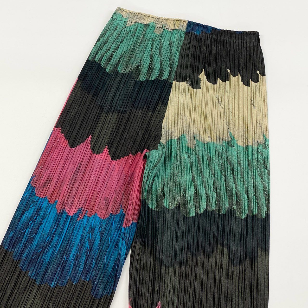 ＩＳＳＥＹ・ＭＩＹＡＫＥ イッセイミヤケ　プリント・パンツ　Ｍサイズ　ゴムウエスト　日本製　美品　プリーツプリーズ風生地モノトーン イッセイミヤケ ISSEY MIYAKE グラフィックストライププリントパンツ