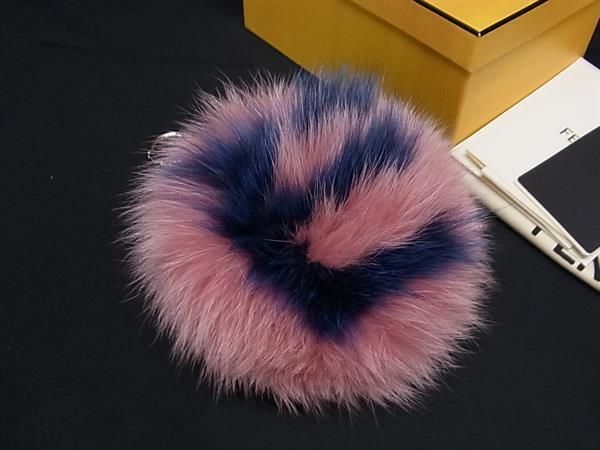 ❤️極美品❤️ フェンディ　FENDI ポンポン　チャーム　キーホルダー　ブルー ✨極美品✨フェンディ FENDI ポンポンチャーム キーリング バイ